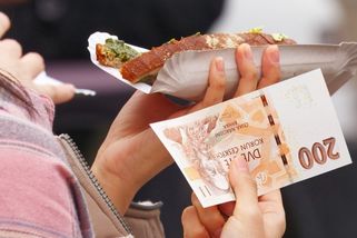 Jak špinavé mohou být peníze? Už nikdy nebudete venku chtít jíst s neumytýma rukama